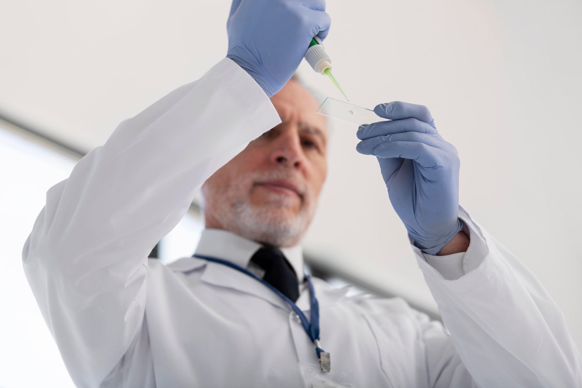 A infiltração na coluna é um procedimento minimamente invasivo indicado para aliviar dores causadas