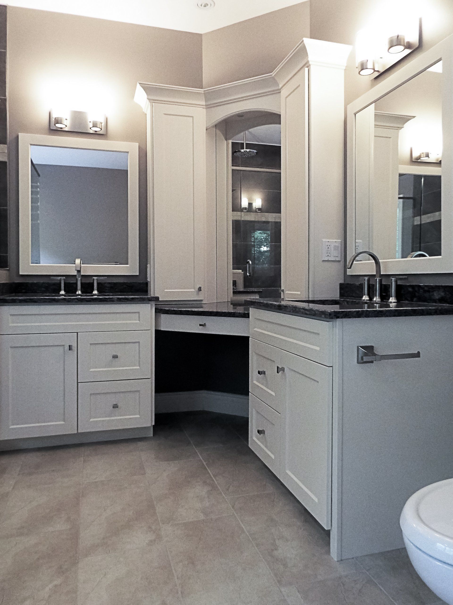 A bathroom with two sinks and a toilet