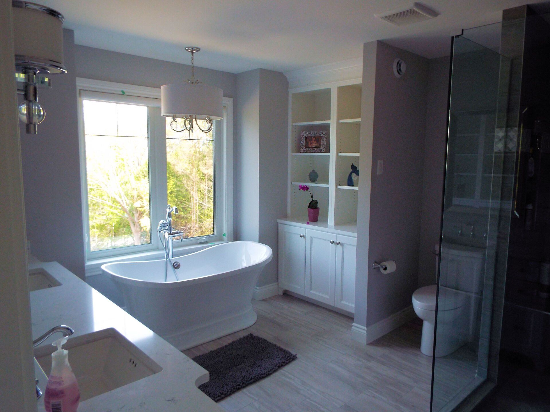A bathroom with a tub , sink and toilet