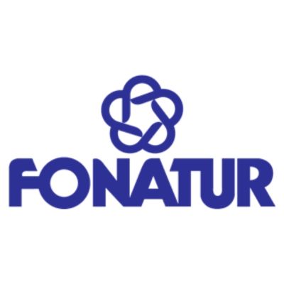 Logotipo de FONATUR, texto azul y un diseño floral entrelazado arriba.