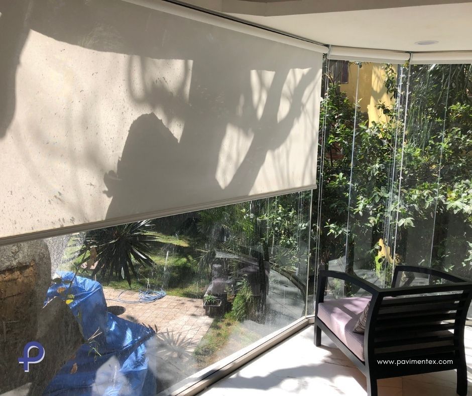 Una habitación con un sofá y una ventana con la sombra de una persona.