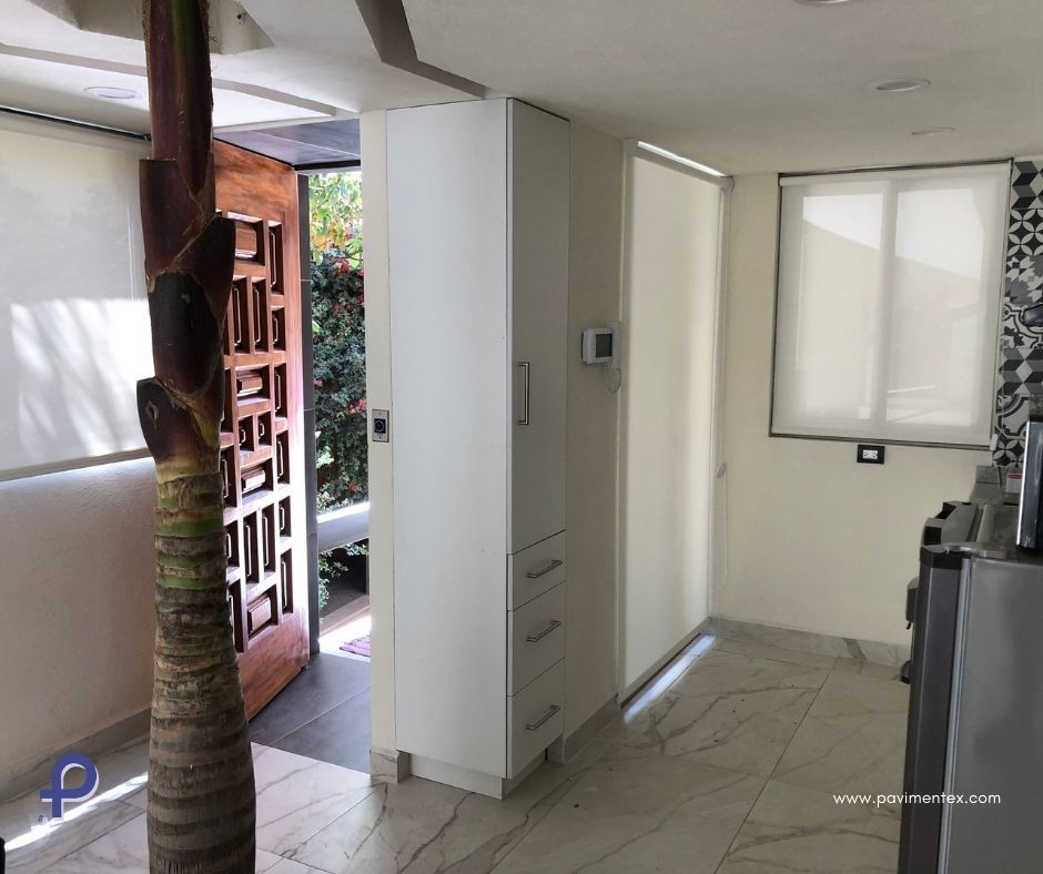 Un rincón de una habitación con una puerta y una ventana.