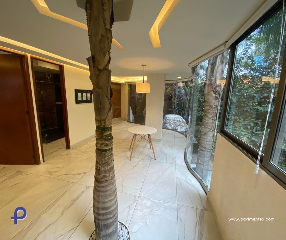 Hay un árbol en medio de la habitación.