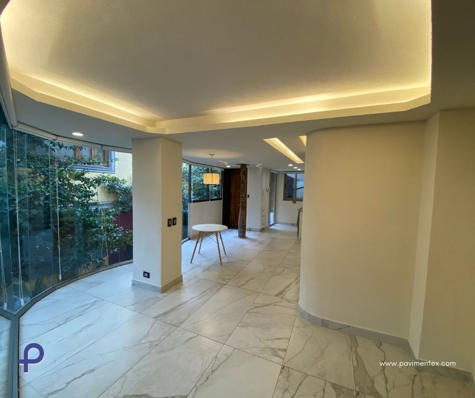 Hay una mesa en medio de la habitación.