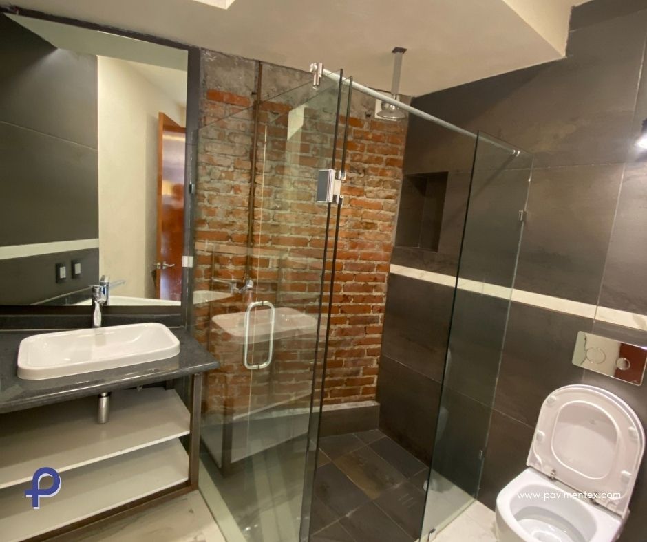 Un baño con inodoro, lavabo y ducha.