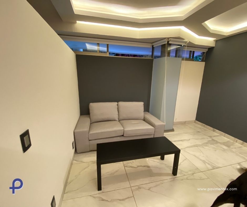 Una sala de estar con un sofá y una mesa de café.