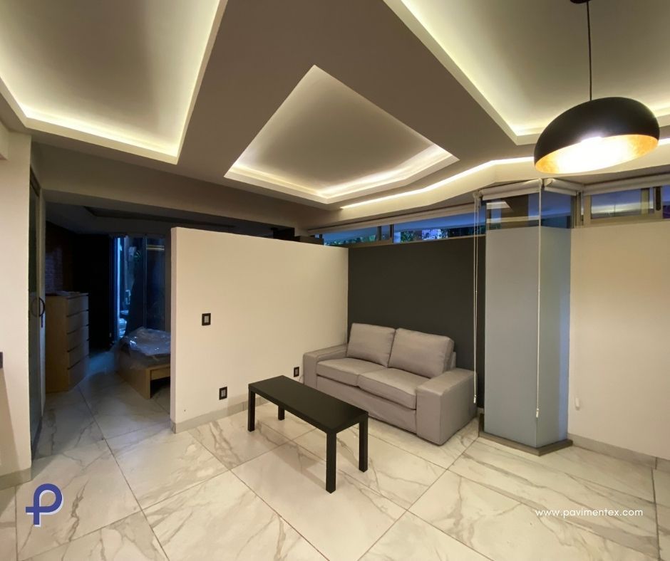 Una sala de estar con un sofá y una mesa de café.