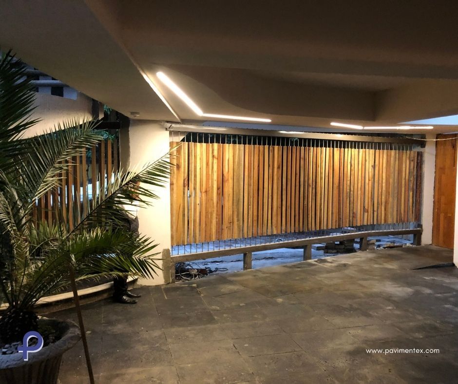 Una habitación con una pared de madera y una maceta.