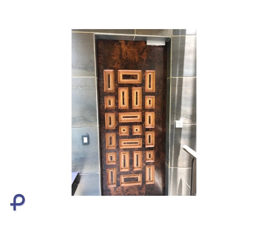 Una puerta con un patrón de cuadrados.