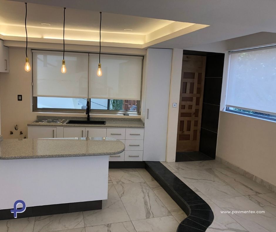 Una cocina con una gran isla y fregadero.