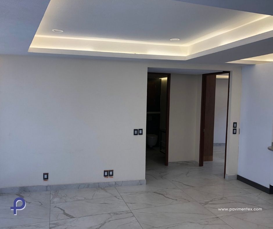 Una habitación vacía con un techo que tiene una luz.