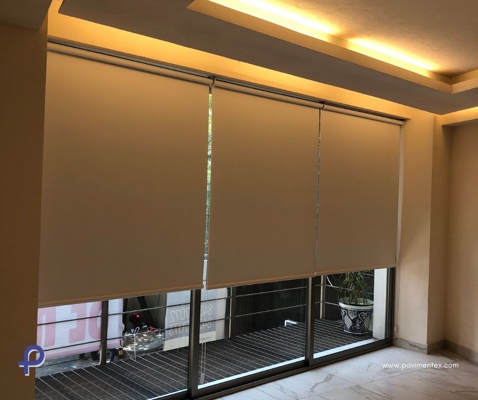 Una habitación con muchas ventanas y persianas.