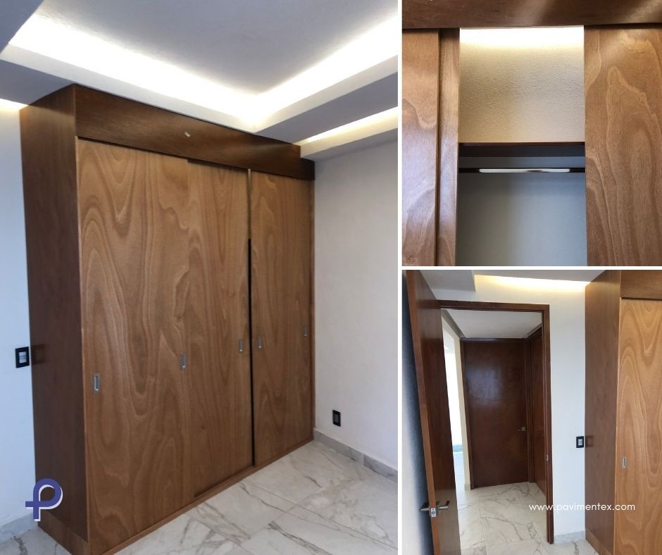 Un dormitorio con armario de madera y puerta.