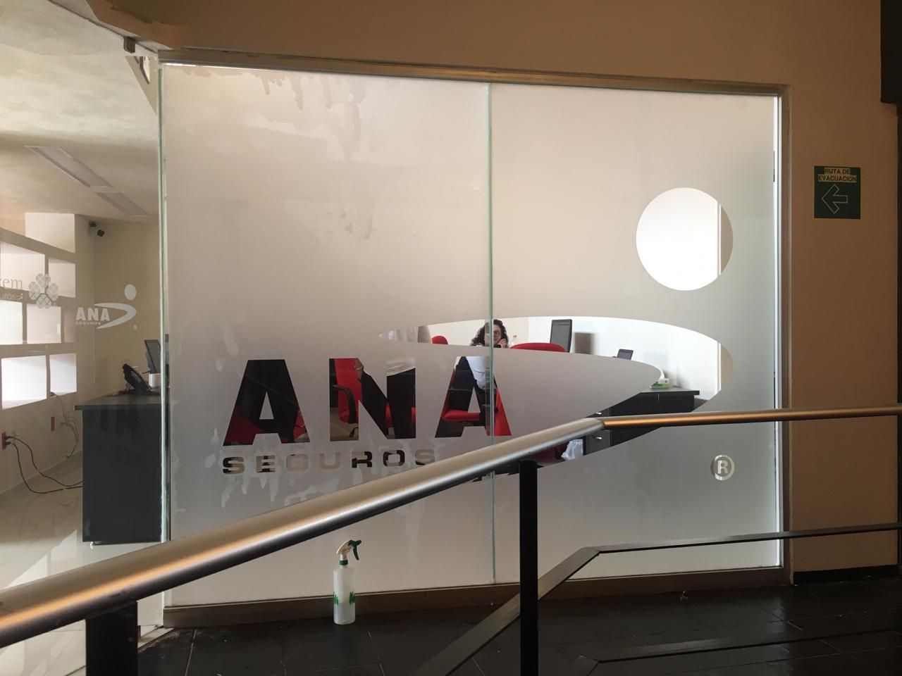 Puerta de vidrio esmerilado con el logotipo 