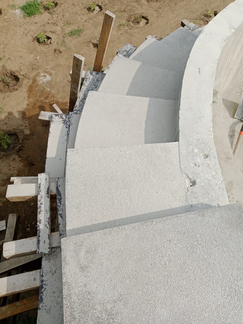 Escalera de caracol de hormigón en construcción, al aire libre.