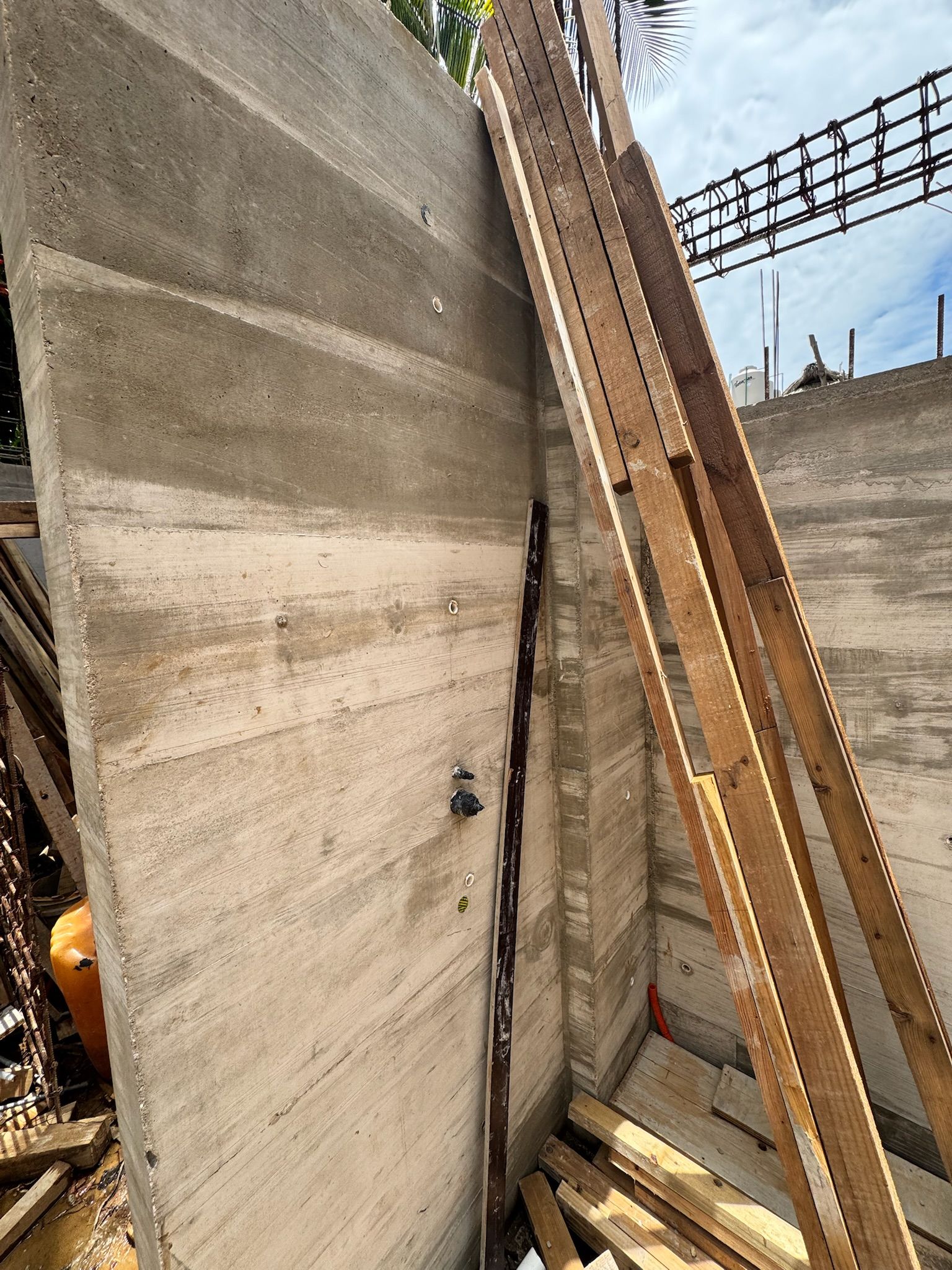 Obra de construcción de hormigón con soportes de madera.