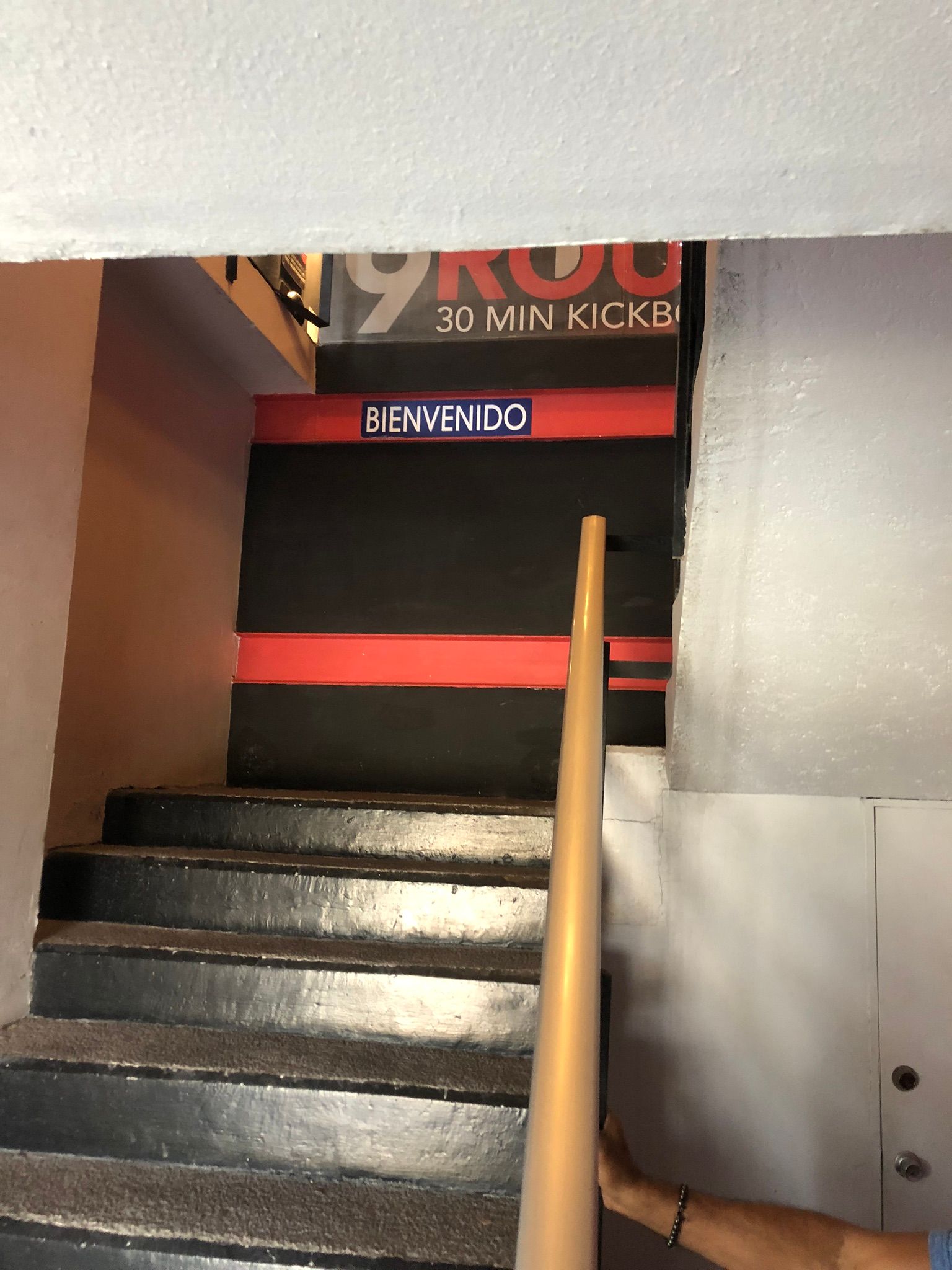 Escalera que sube a una puerta. El cartel dice 