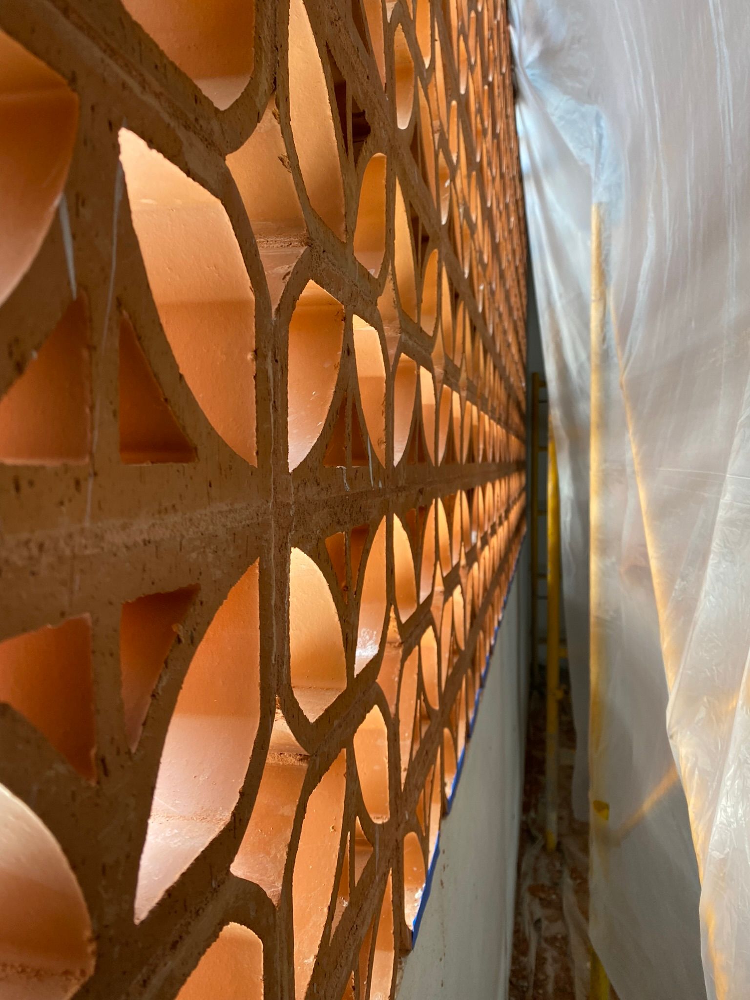 Un primer plano de una pared de ladrillos con un patrón.