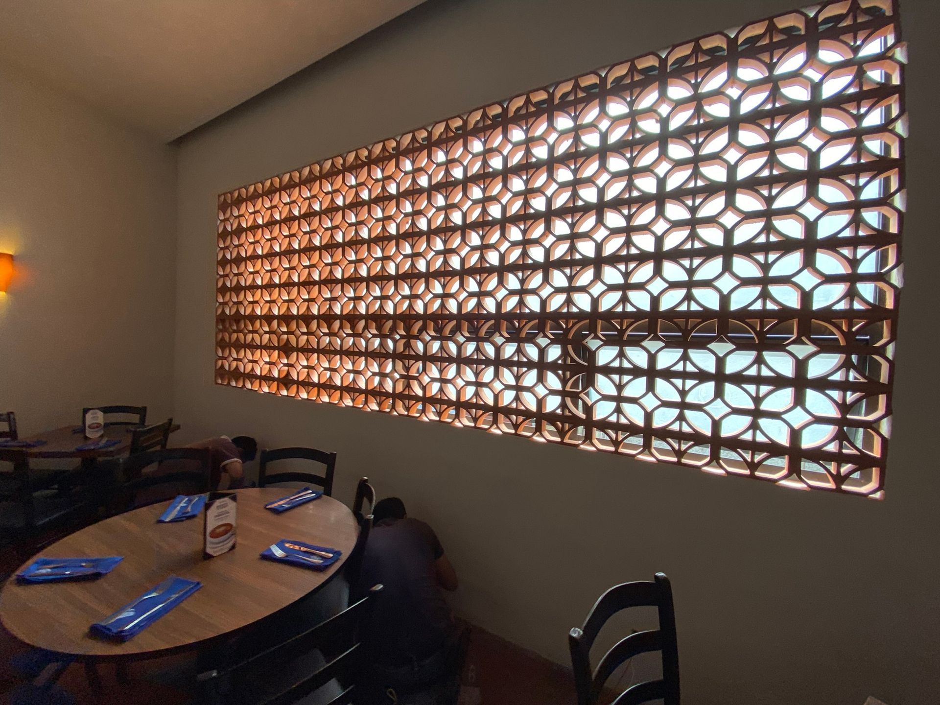 Un restaurante con mesas y sillas y un gran ventanal.