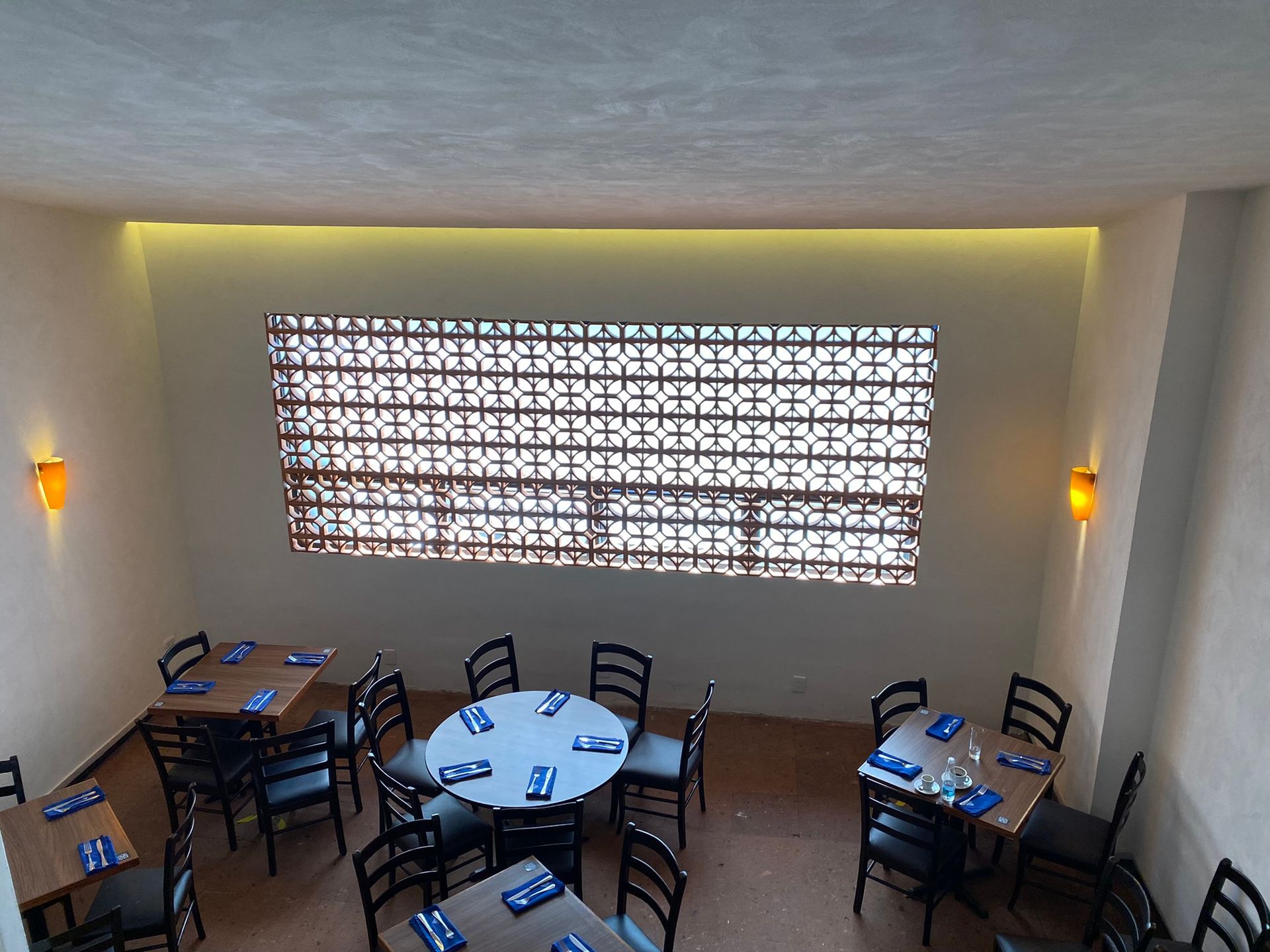 Un restaurante con mesas y sillas y un gran ventanal.