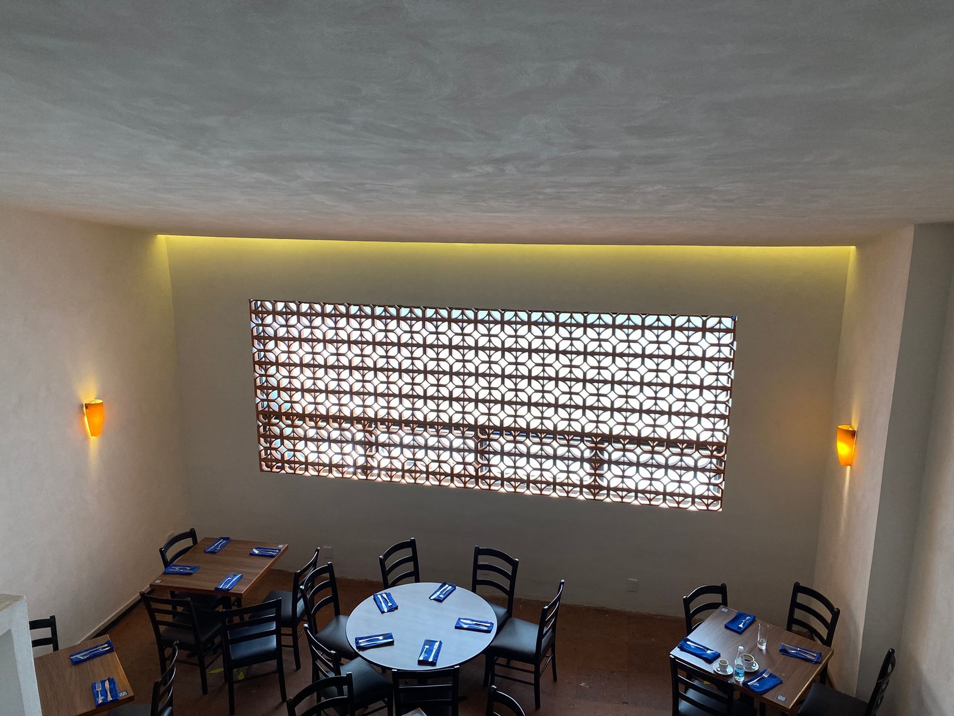 Un restaurante con mesas y sillas y un gran ventanal.