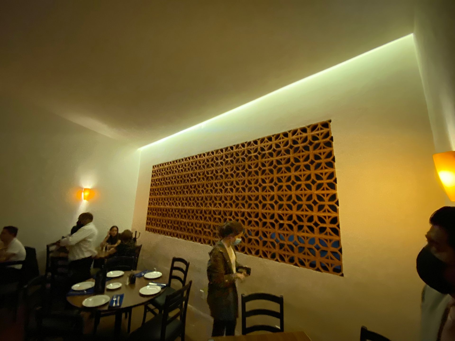 Un grupo de personas están sentadas a las mesas de un restaurante.