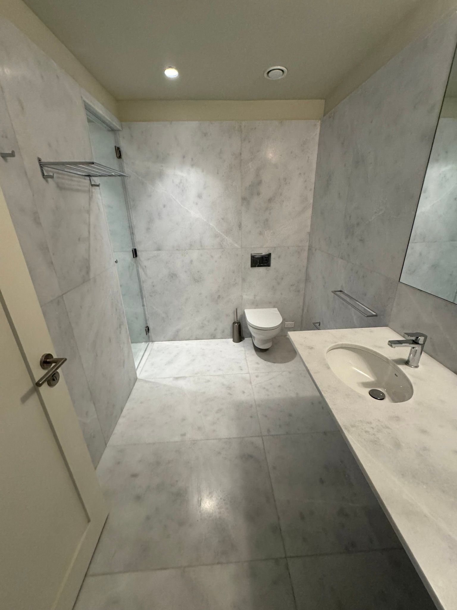 remodelación de un cuarto de baño con lavabo, WC y ducha. pavimentex