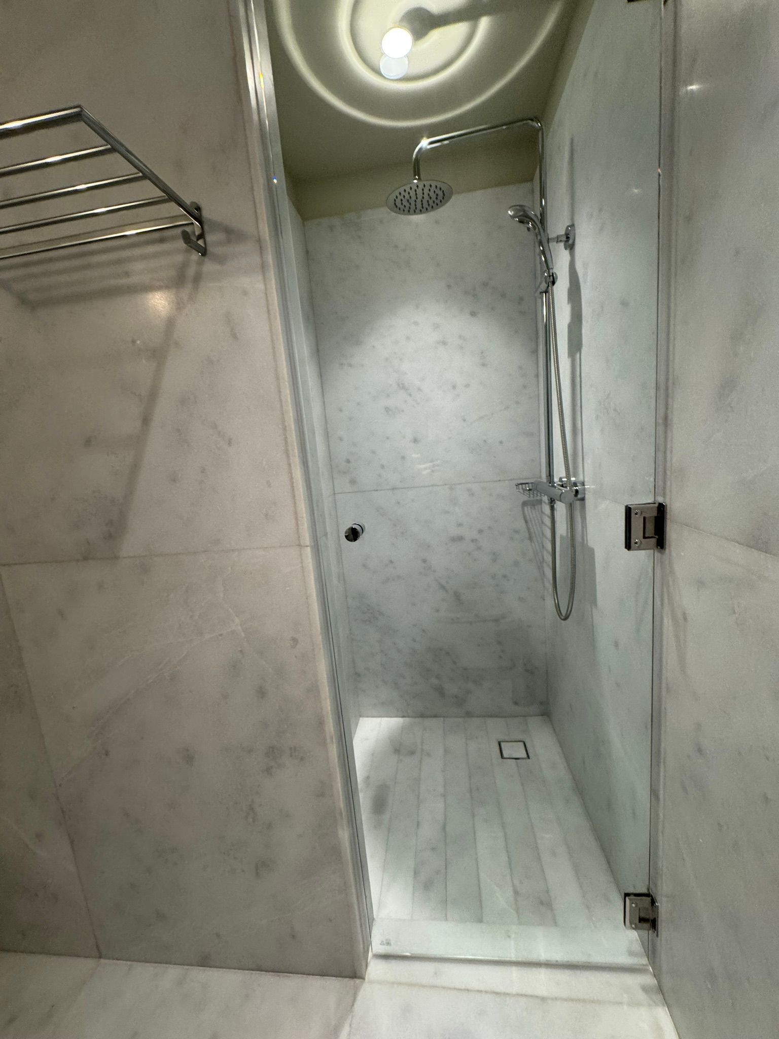 pavimentex construcción de un baño con plato de ducha y toallero.