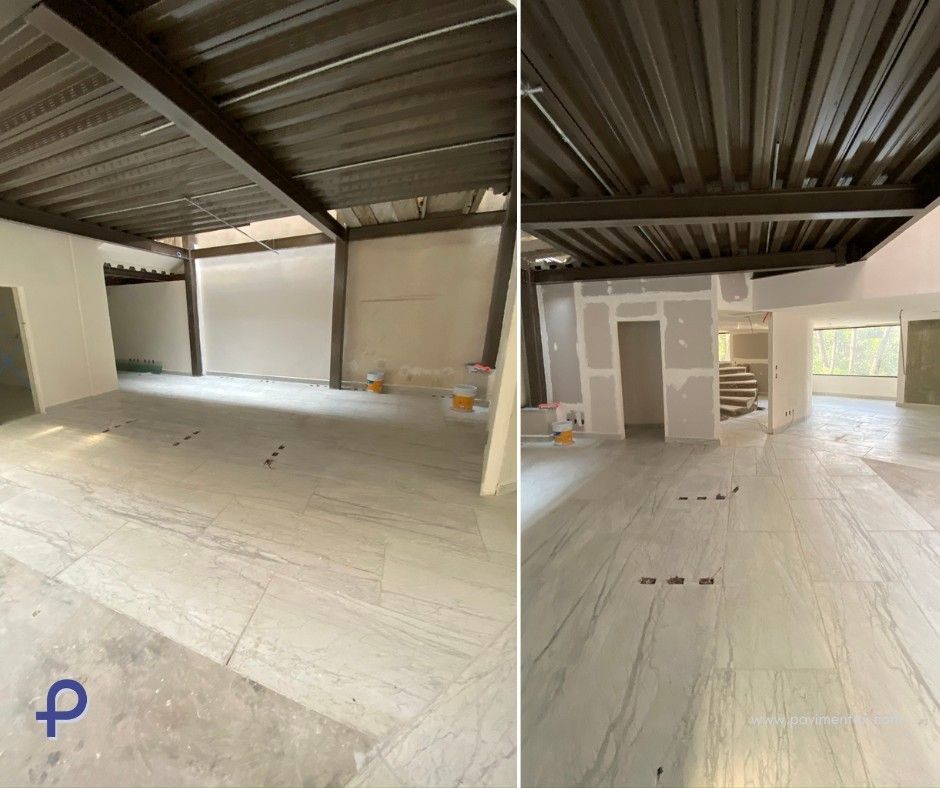 Vista de dos paneles de un interior sin terminar con vigas expuestas, paredes blancas y piso de baldosas.