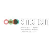 Logotipo de “Sinestesia”: círculos multicolores superpuestos junto a un texto en español sobre experiencias sensoriales.