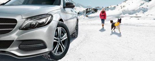 automobile Mercedes-Benz sulla neve