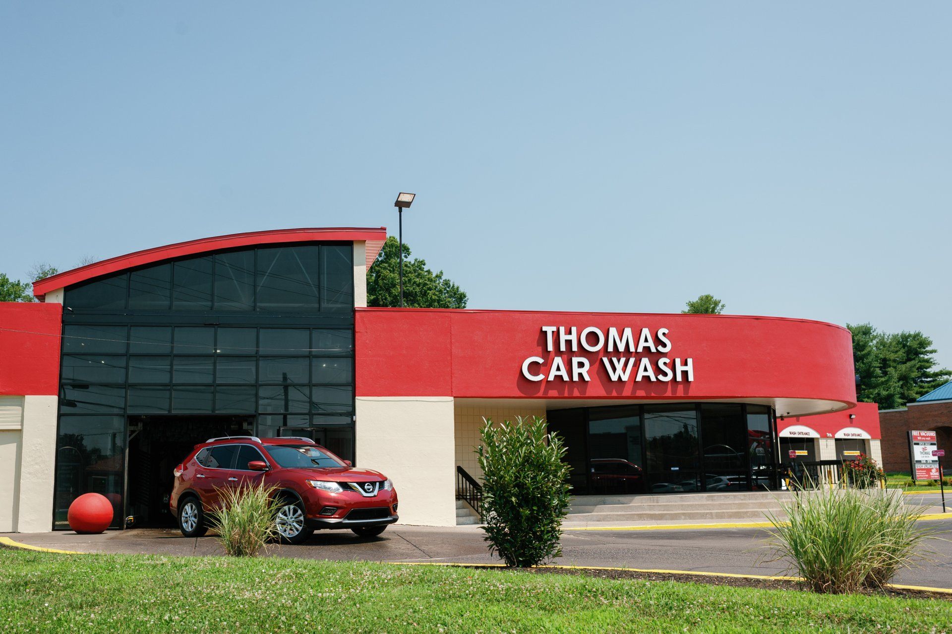 Business outside shot of Thomas Car Wash Hurstbourne Parkway