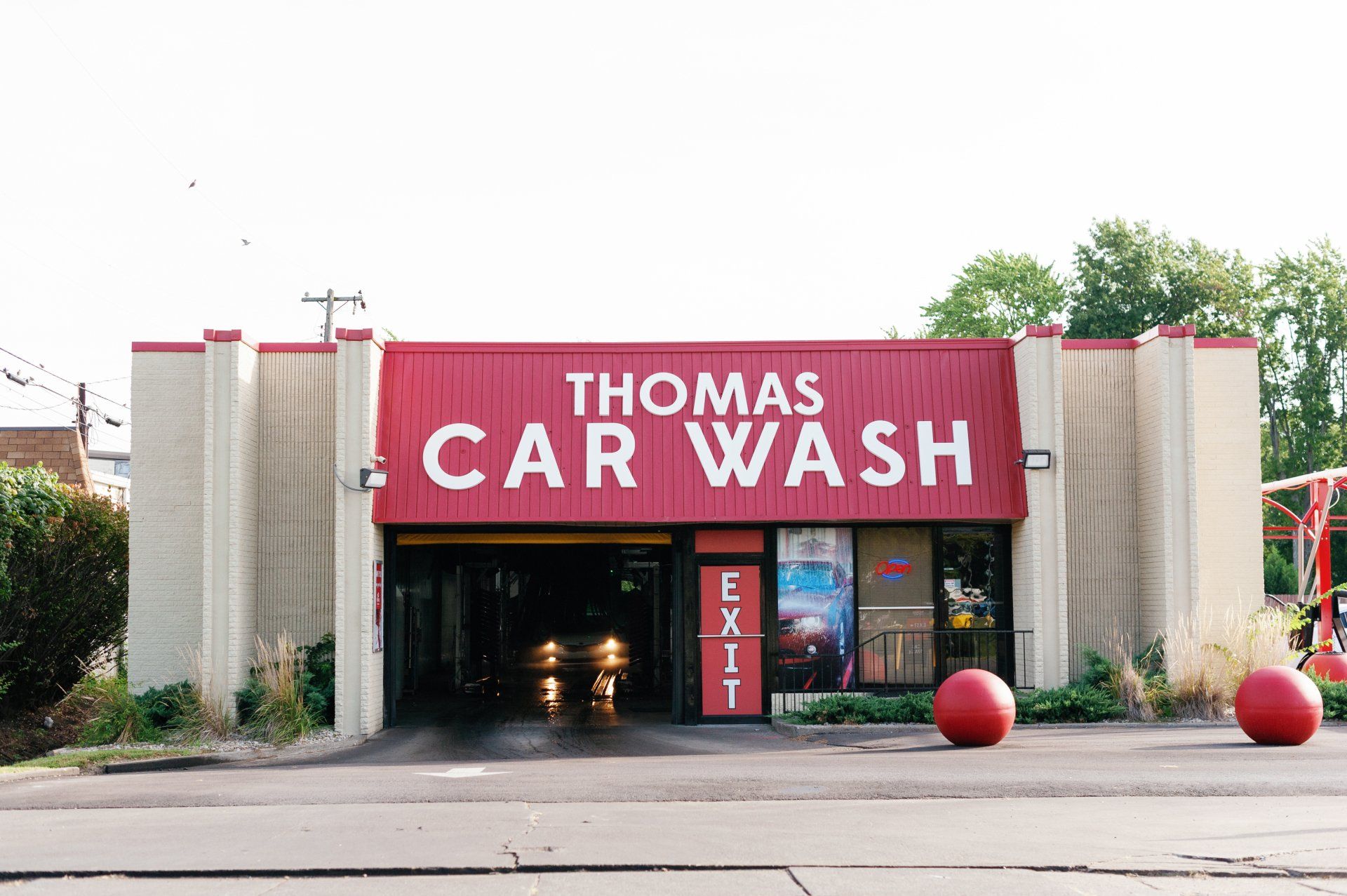 Business outside shot of Thomas Car Wash Bardstown Road