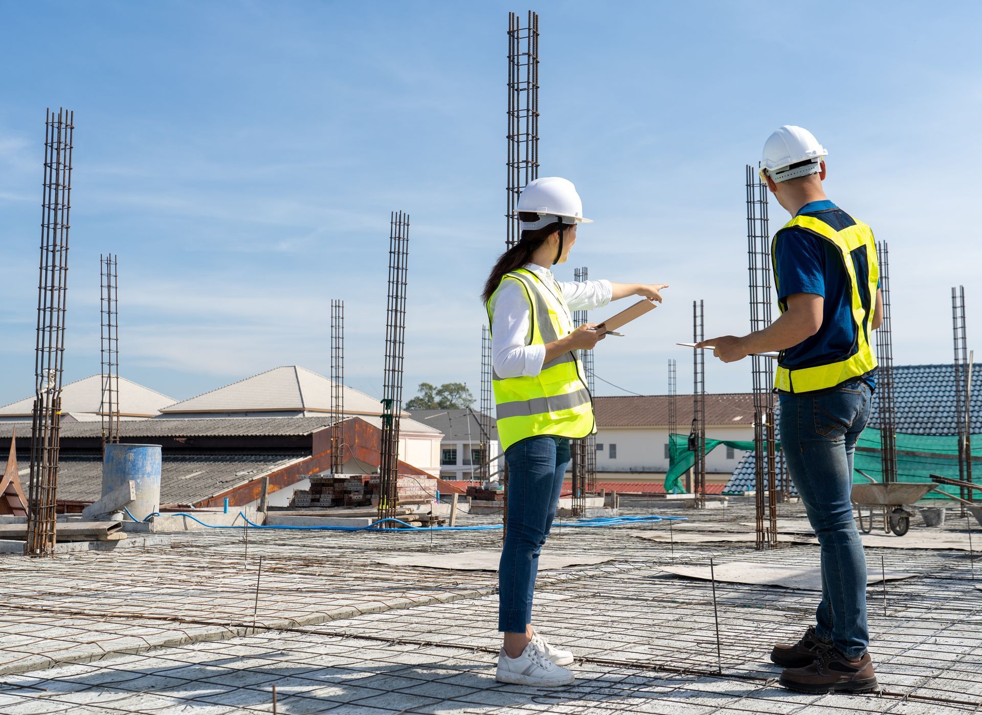 Discussing construction process in supplier.