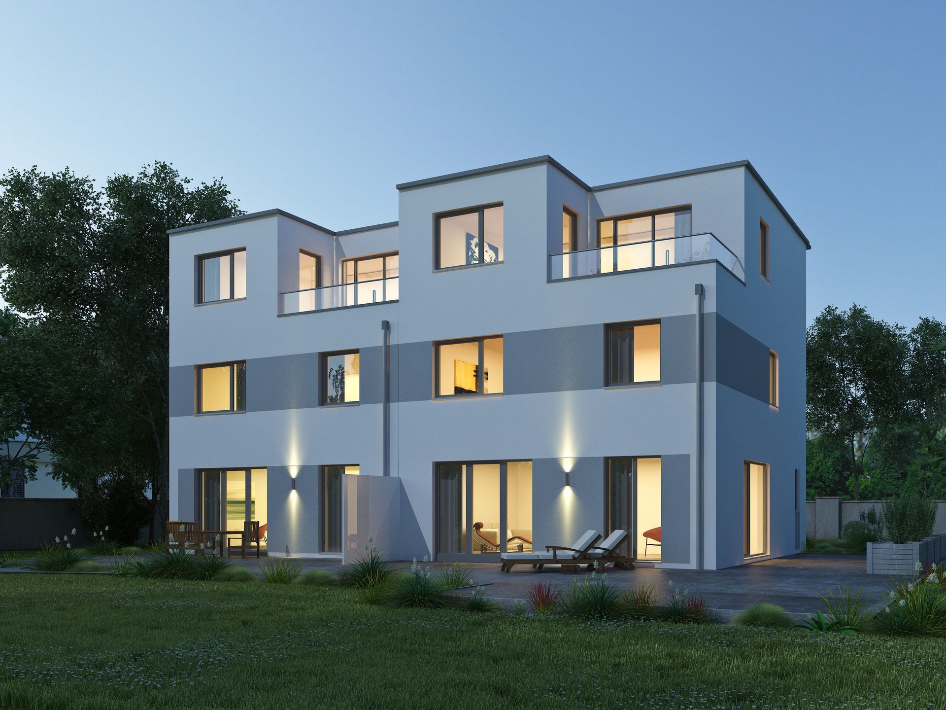 Ein großes weißes Gebäude mit vielen Fenstern ist nachts beleuchtet