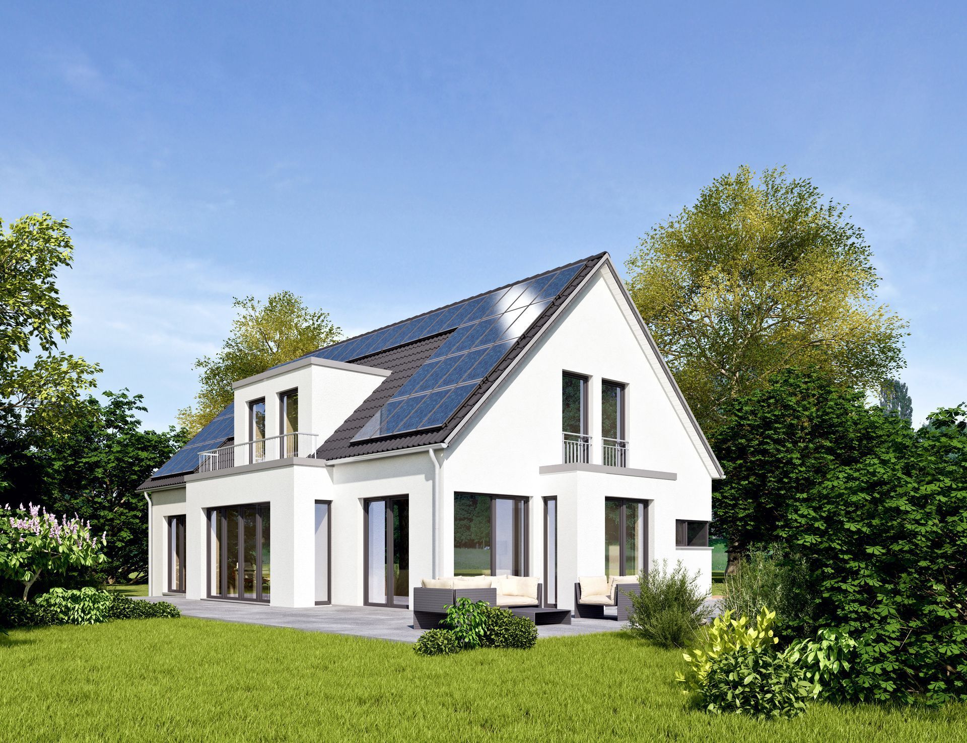 Ein weißes Haus mit Sonnenkollektoren auf dem Dach