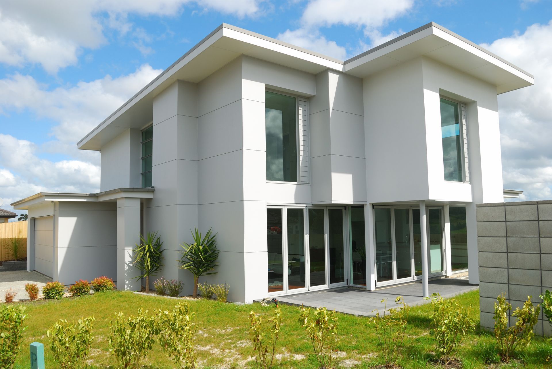 ein großes weißes Haus mit vielen Fenstern