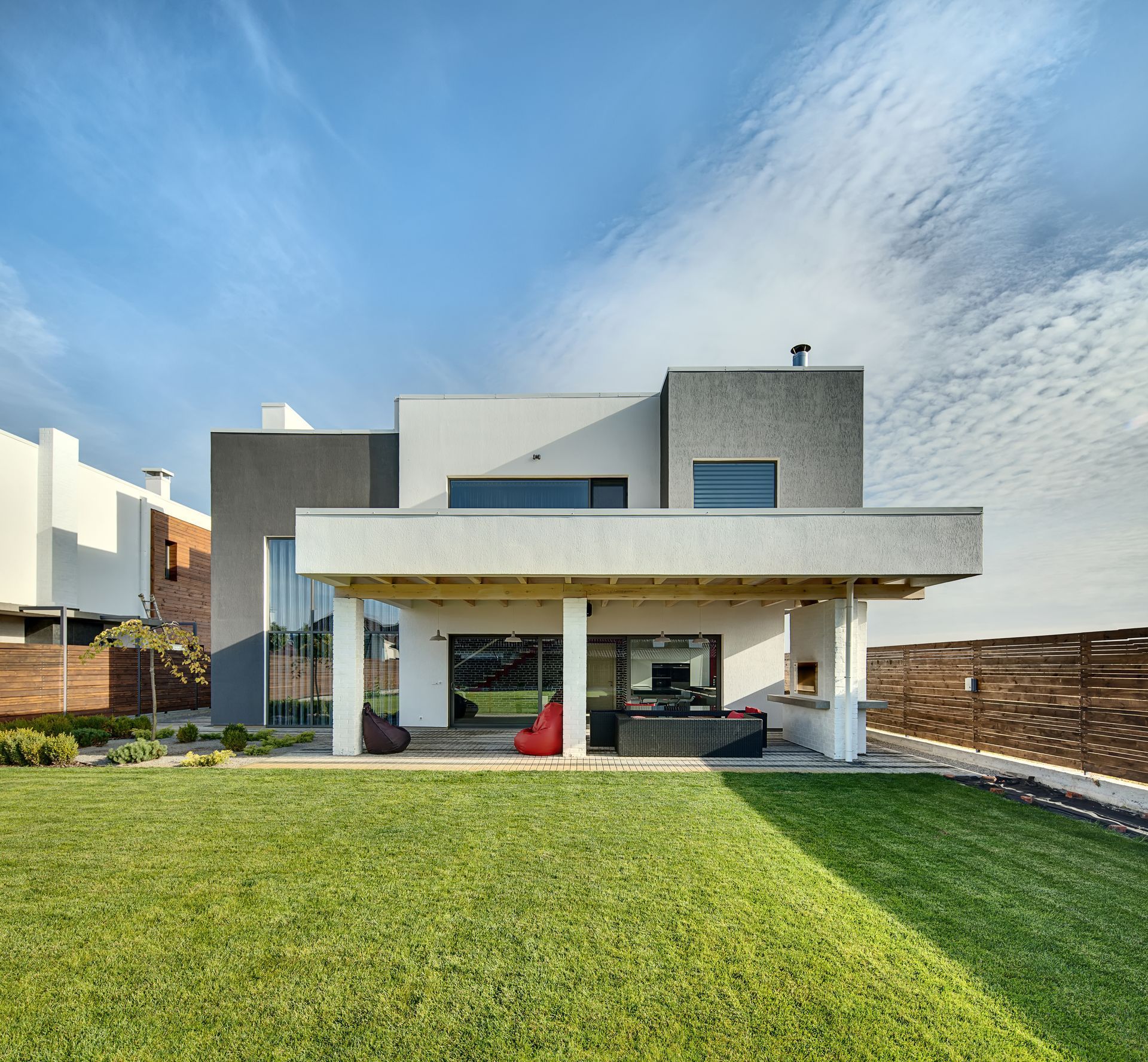 ein modernes Haus mit einer großen Rasenfläche davor