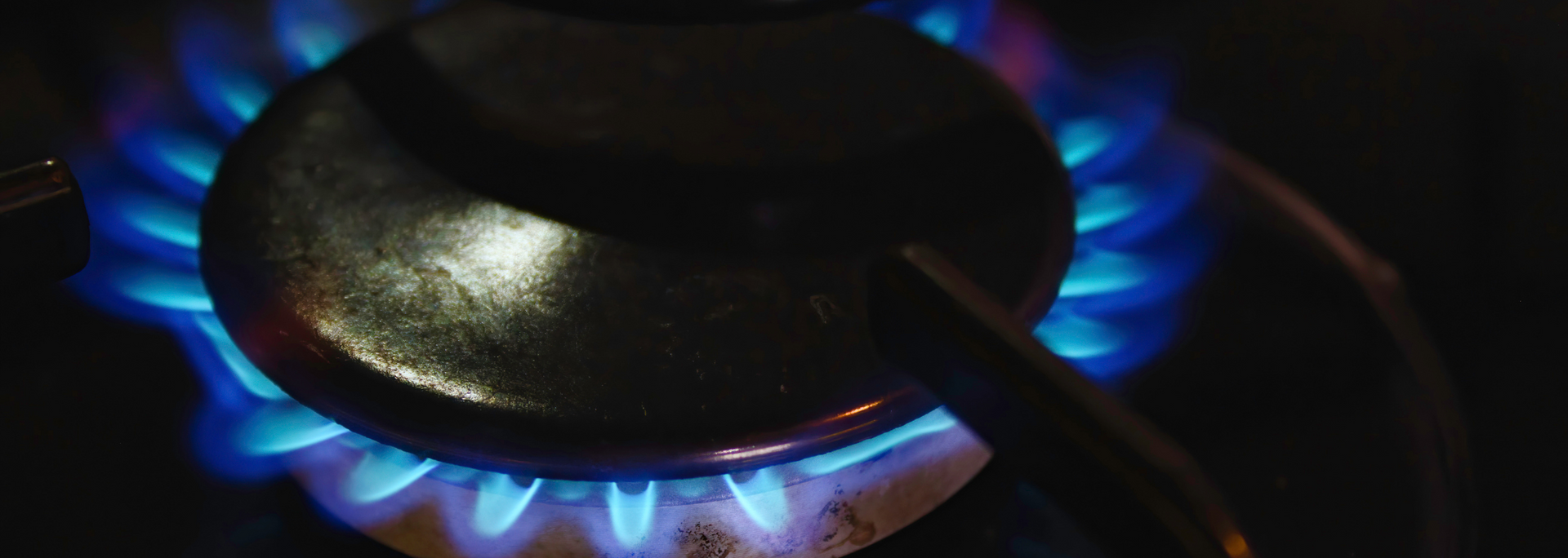 Picture of a lit gas hob.