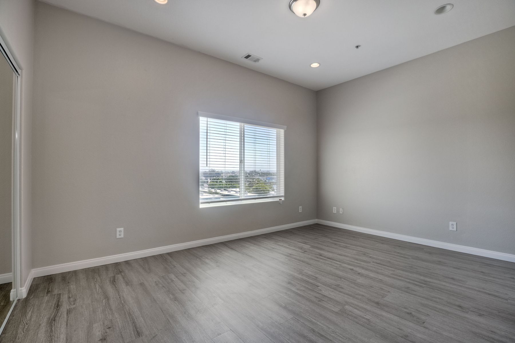 Photo of a large empty room with high ceiling