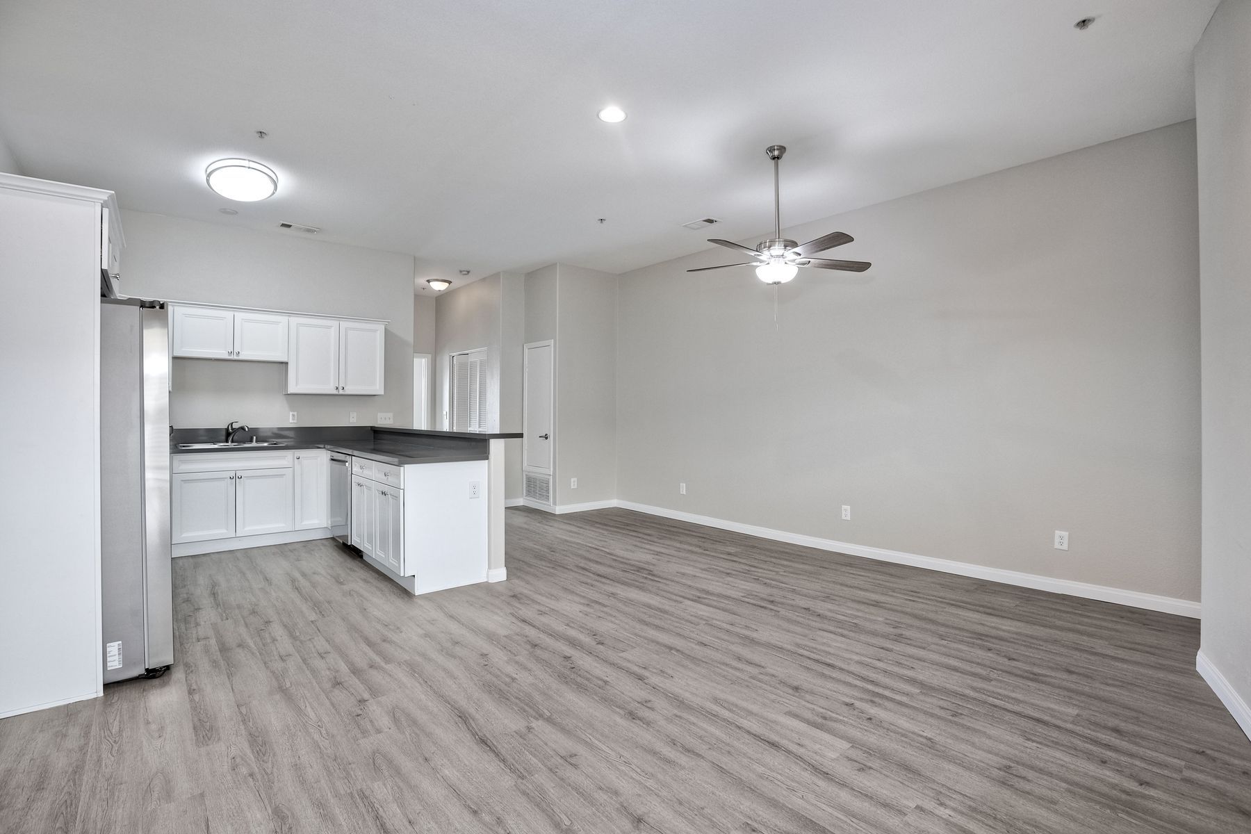 Photo showing the open space of the dining area and the living room
