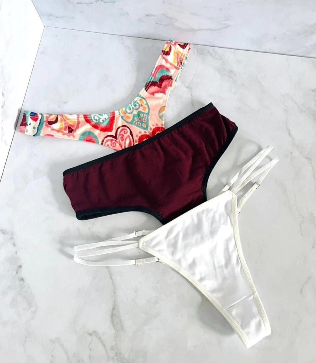 Tres pares de ropa interior de mujer en diferentes estilos y colores