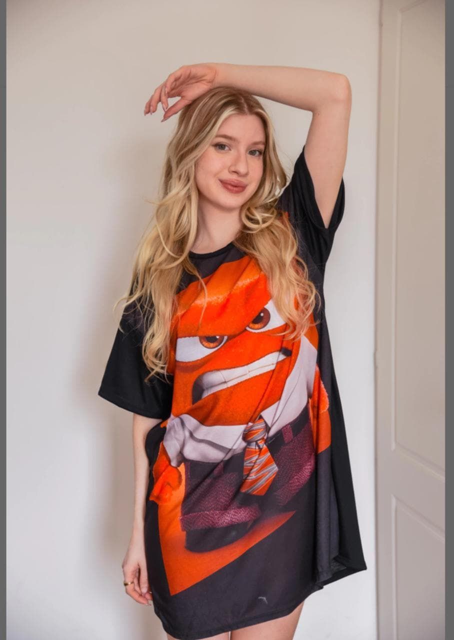 Mujer con camiseta negra de gran tamaño con el personaje de 