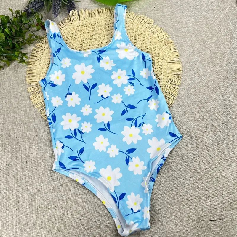 malla bebe celeste  y flores