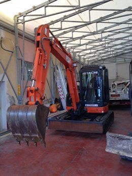 escavatore con pala in dotazione