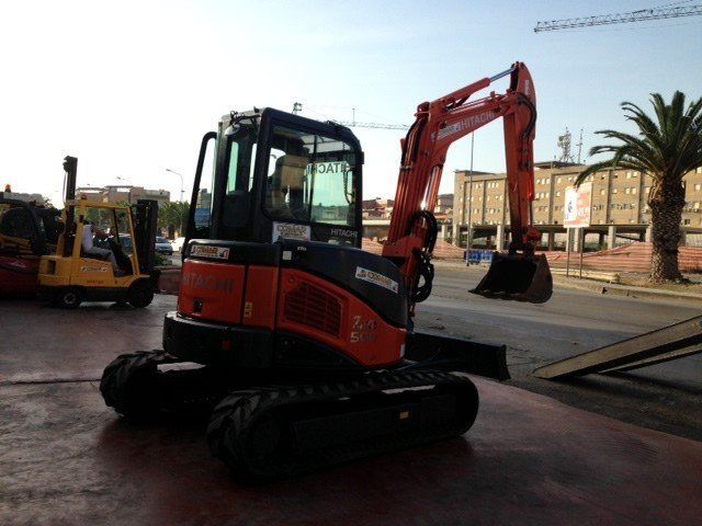 maxi escavatore in azione