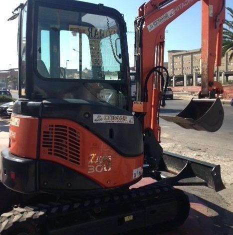 maxi escavatore con braccio mobile