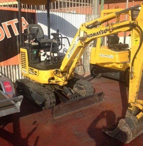 maxi escavatore mentre essce da parcheggio