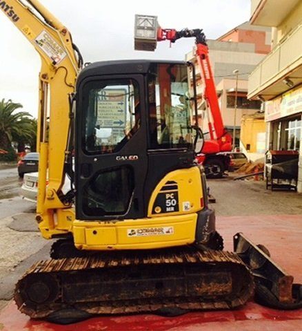 mini escavatore con braccio