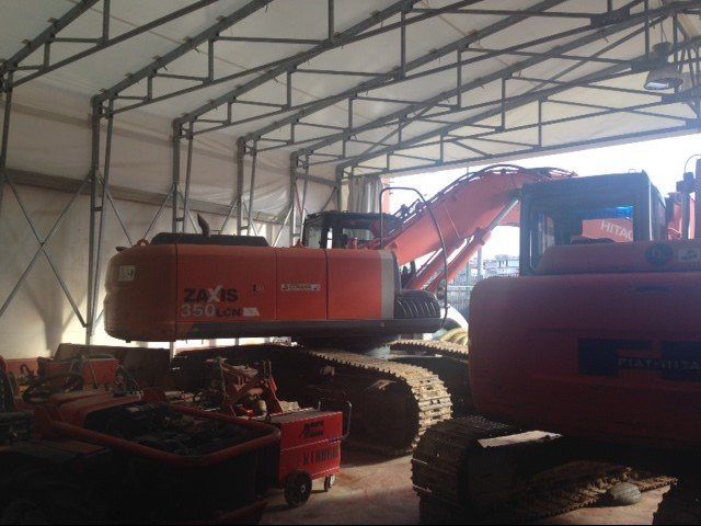 escavatore in azione